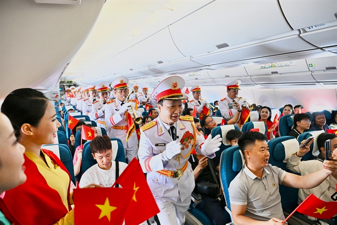 Cán bộ, chiến sĩ Đoàn Nghi lễ Quân đội trình diễn “Đất nước trọn niềm vui”, “Nối vòng tay lớn” và “Như có Bác trong ngày đại thắng” bằng nhạc cụ trên khoang máy bay Vietnam Airlines.