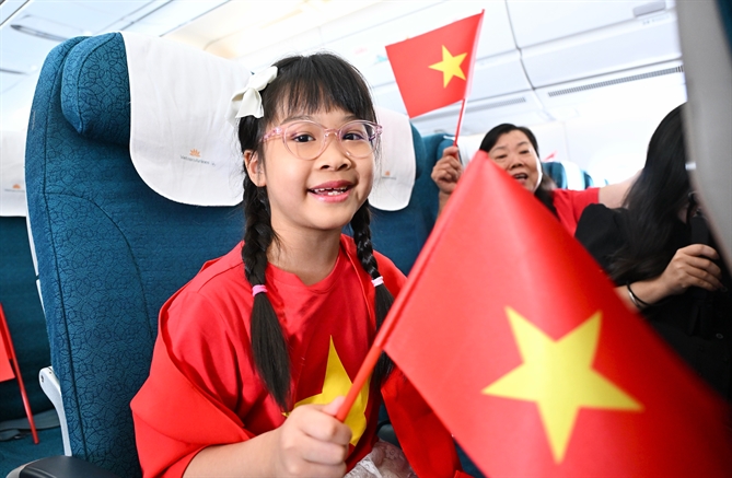 Khoảnh khắc bé Diệp An bất chợt hát theo tiếng nhạc của Đoàn Nghi lễ Quân đội. 