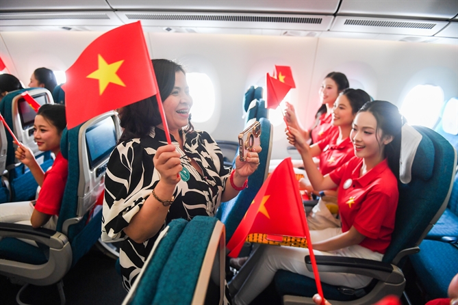 Những lá cờ Tổ quốc được trao tới hành khách trước khi chương trình âm nhạc bắt đầu. 