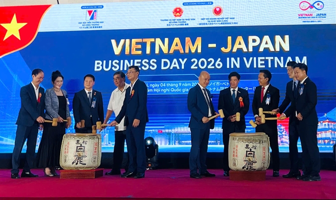 Các đại biểu thực hiện ghi thức đập rượu Sake truyền thống của người Nhật Bản