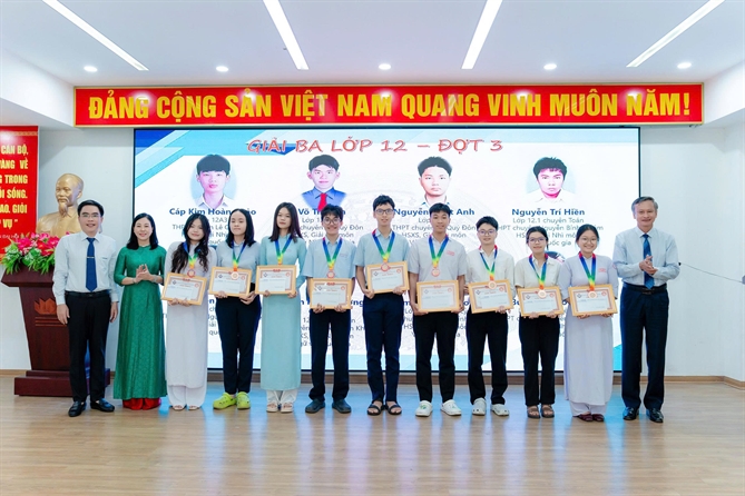 Ông Đinh Công Trọng Nghĩa - Trưởng phòng Hành chính Imexpharm trao giải thưởng Khuyến tài Huỳnh Thúc Kháng cho học sinh xuất sắc lớp 12  tại Đà Nẵng.