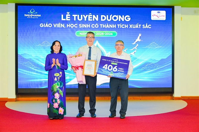 Ths. Ngô Minh Tuấn (giữa) - Phó Tổng Giám đốc khối Vận hành, đại diện Ban Tổng Giám đốc Công ty CPDP Imexpharm trao bảng tài trợ và nhận thư cảm ơn từ Quỹ Nguyễn Sinh Sắc trong buổi lễ.