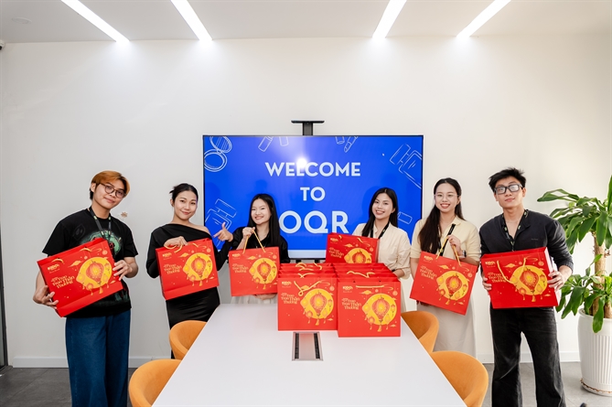 Vì sao KIDO trở thành Những hộp quà trung thu rực rỡ cùng nụ cười hân hoan của các nhân viên OQR khi nhận quà Trung thu.