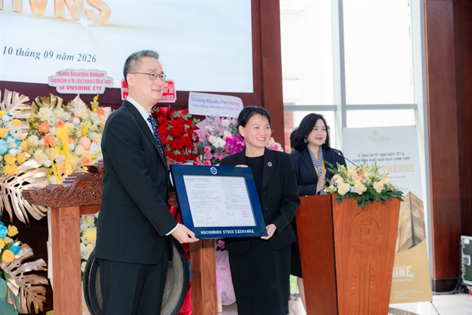 Quỹ ETF đầu tiên tại Việt Nam theo chiến lược lợi suất cho cổ đông chính thức lên sàn Ông Albert Kwang-Chin Ting, Chủ tịch HĐQT PHFM đại diện nhận quyết định niêm yết. Ảnh: PHFM.
