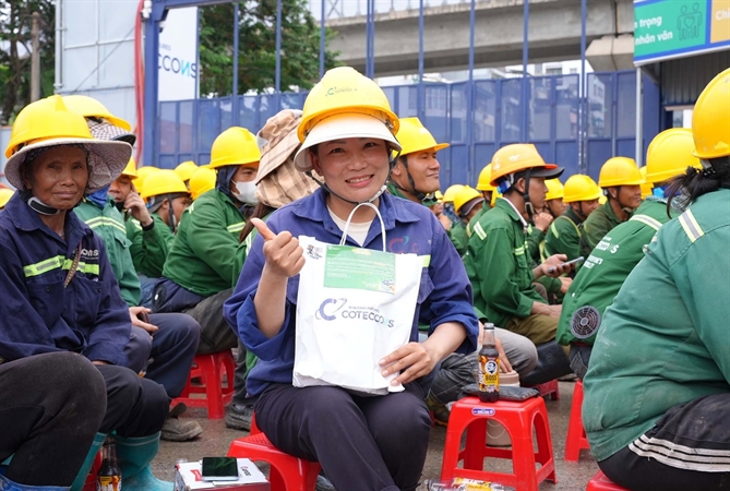 Coteccons Day 2026: Từ ngày hội doanh nghiệp đến hành trình lan tỏa giá trị hạnh phúc cho cộng đồng Những phần gạo được trao tặng cho công nhân thực hành tốt an toàn lao động