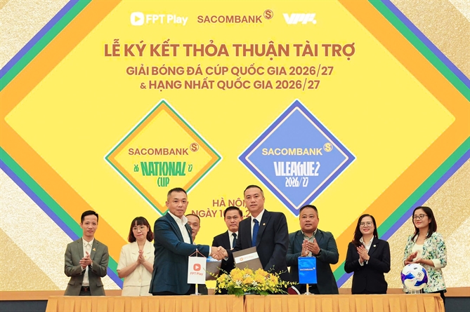 Đại diện SACOMBANK - ông Nguyễn Xuân Vũ (Thành viên HĐQT) và Đại diện Công ty cổ phần Viễn thông FPT - ông Phạm Thanh Tuấn (Phó TGĐ) thực hiện nghi thức ký kết tài trợ cho Giải Cúp Quốc gia.
