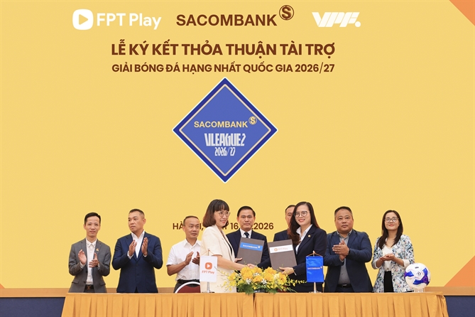 Đại diện SACOMBANK – bà Nguyễn Thị Kiều Anh (Phó TGĐ) và Đại diện Công ty cổ phần Viễn thông FPT – bà Tô Nam Phương (Phó TGĐ) thực hiện nghi thức ký kết tài trợ cho Giải Bóng đá Hạng Nhất Quốc gia.