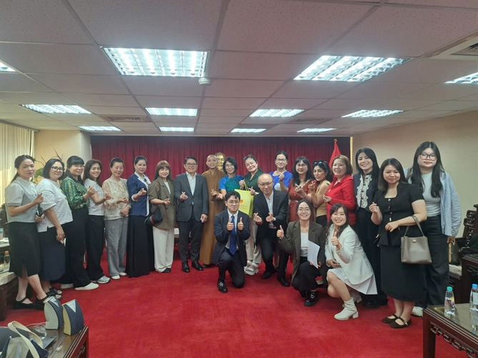 Để pháp luật trở thành nhịp cầu đồng hành cùng người Việt ở Đài Loan, Nhật Bản Ban tổ chức và bà con kiều bào tại Osaka, Nhật Bản chụp ảnh lưu niệm sau chương trình.