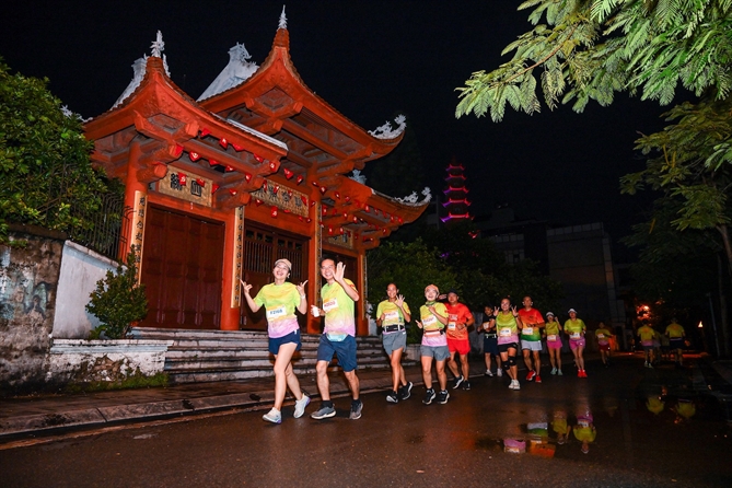 Đường chạy Run For Love đưa các vận động viên qua những không gian mang dấu ấn mùa thu Hà Nội.