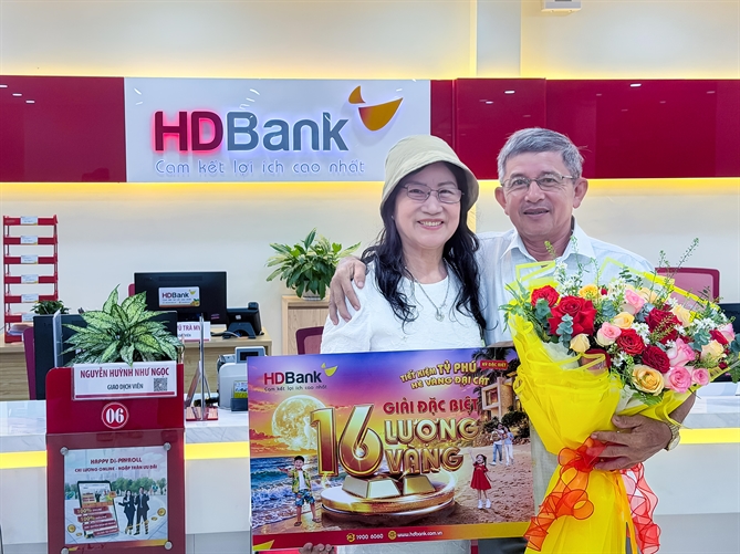 Khách hàng Mã Tiếp Ngân cùng chồng đến nhận thưởng