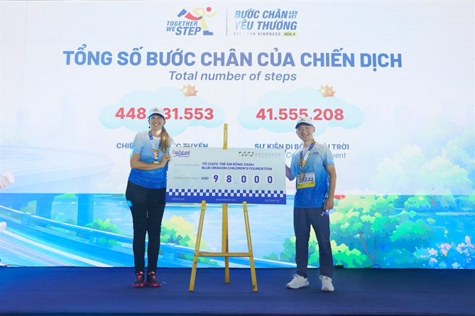Ông Tan Tze Wooi, Tổng Giám đốc CapitaLand Development (Việt Nam), trao tặng gói hỗ trợ 98.000 USD từ Quỹ CHF cho bà Skye Maconachie, Đồng Giám đốc Điều hành Tổ chức Trẻ em Blue Dragon, nhằm thúc đẩy giáo dục và phát triển kỹ năng cho trẻ em và thanh thiếu niên yếu thế