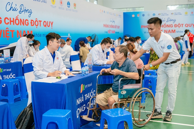 Chủ tịch FPT Retail Nguyễn Bạch Điệp vào Top 100 Phụ nữ quyền lực nhất châu Á 2026 của Fortune Suốt 6 năm qua, chương trình “Long Châu sẻ chia” bền bỉ đưa các hoạt động chăm sóc, tầm soát sức khỏe miễn phí đến nhiều địa phương trên cả nước.