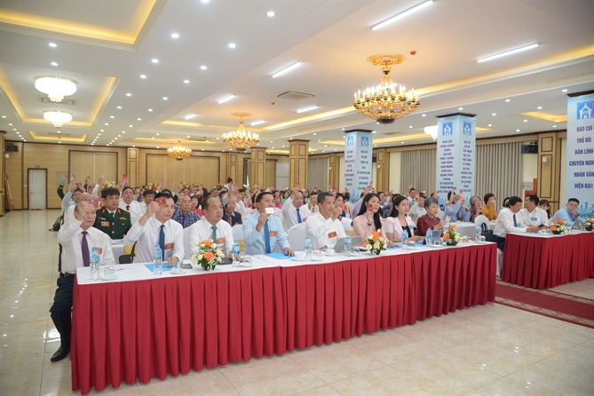 Khai mạc Đại hội Hội Nhà báo thành phố Hà Nội lần thứ VIII Đại hội đã bầu Đoàn Chủ tịch, Thư ký Đại hội, Ban Thẩm tra tư cách đại biểu; thông qua chương trình Đại hội phiên nội bộ và Quy chế Đại hội.