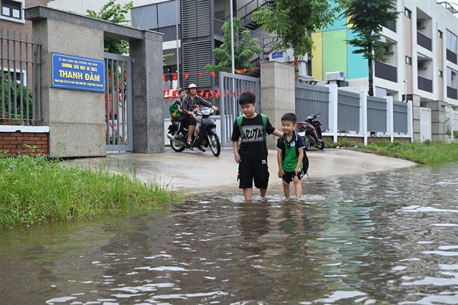 Tái thiết Vĩnh Hưng: Đánh thức tiềm năng một “đô thị đáng sống” trong tương lai Hệ thống thoát nước kém khiến Vĩnh Hưng thường xuyên bị ngập lụt.