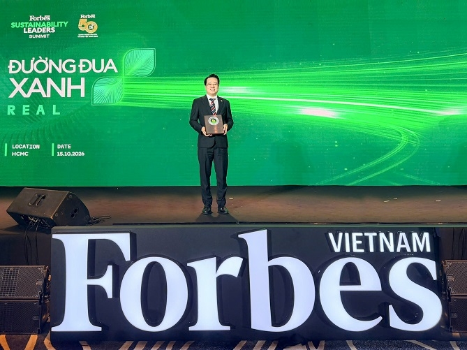 Ông Nguyễn Tuấn Anh, Phó Tổng giám đốc KN Holdings đại diện Tập đoàn nhận giải “Top 50 Doanh nghiệp dẫn đầu về ESG Việt Nam 2026”.