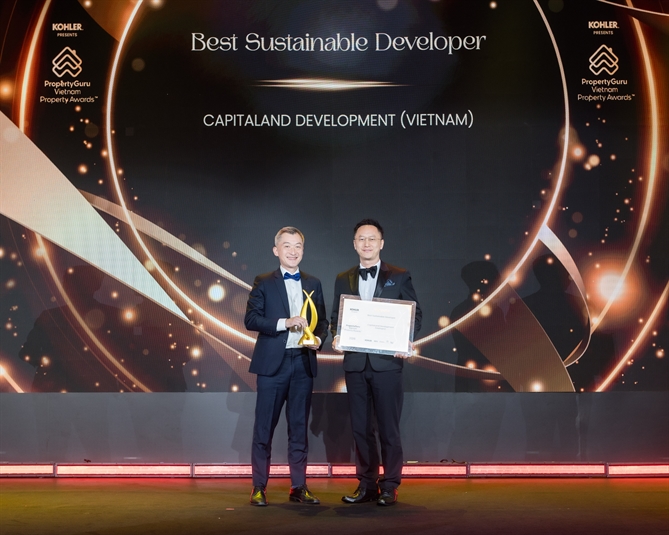 CapitaLand Development được vinh danh tại PropertyGuru 2026 về phát triển bền vững, đóng góp xã hội và thiết kế xuất sắc Ông Tan Tze Wooi, Tổng Giám đốc CLD (Việt Nam), nhận giải thưởng Nhà phát triển bất động sản bền vững xuất sắc, khẳng định cam kết của Tập đoàn trên hành trình kiến tạo những công trình xanh