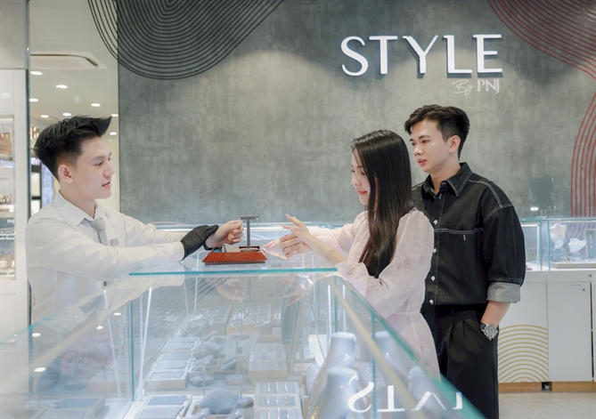 Ngành kim hoàn trước vận hội mới, lợi thế thuộc về doanh nghiệp có năng lực thực chất Khách hàng mua sắm sản phẩm trang sức tại một cửa hàng PNJ (Ảnh: N.H)