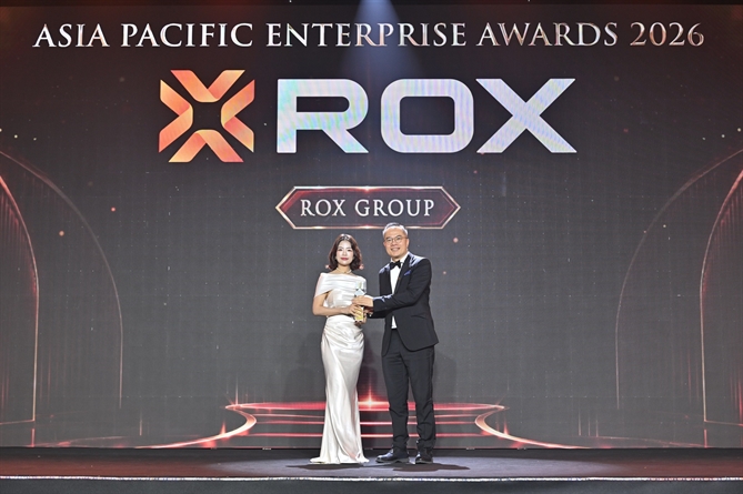 Bà Nguyễn Hải Hà, Giám đốc Truyền thông và Marketing ROX Group, đại diện Tập đoàn nhận vinh danh từ Ban tổ chức APEA 2026