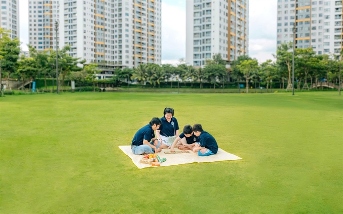 Bài toán mua nhà của gia đình trẻ không chỉ gồm tích lũy đủ khoản trả trước, mà còn là cam kết tài chính kéo dài nhiều năm.