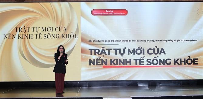 Bà Sue Le, Giám đốc Điều hành Red Communications, trình bày chủ đề “Trật tự mới của nền kinh tế sống khỏe”.