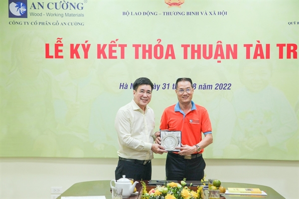 Đại diện Quỹ Bảo Trợ Trẻ Em Việt Nam tặng quà lưu niệm cho Gỗ An Cường